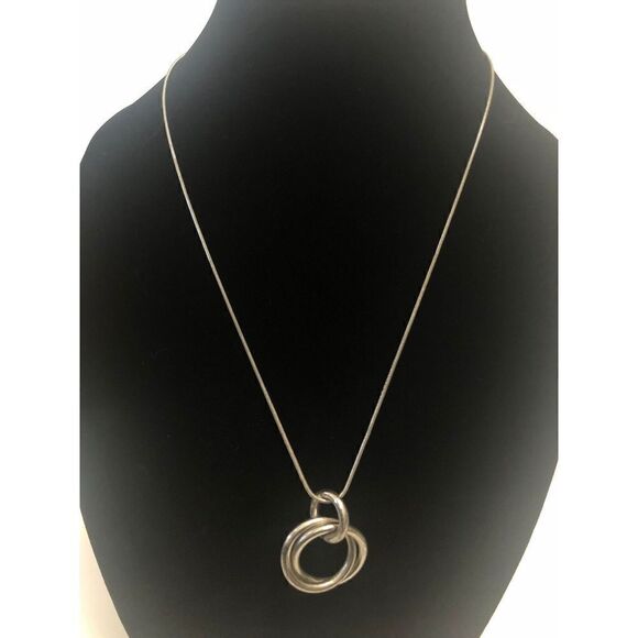 #39 Lani silvertone interlocking circle pendant necklace with snake chain - Picture 1 of 2
